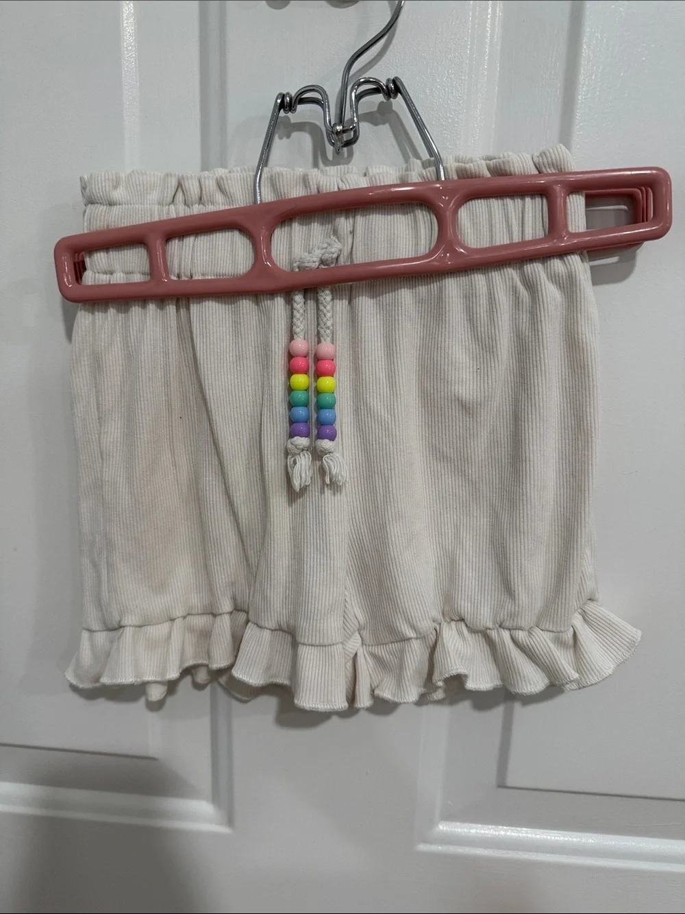 Lola + The Boys Cream Ruffle-Hem Pull-On Shorts with Bead Drawstring